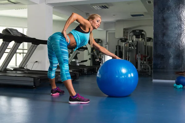 Fitness kvinna gör övning på boll — Stockfoto