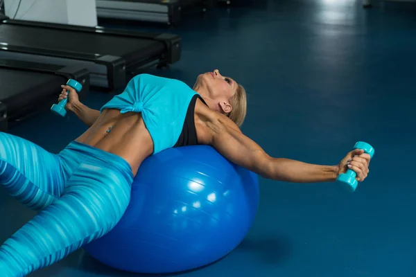 Fitness kvinna gör övning på boll — Stockfoto