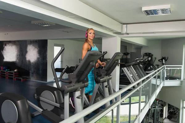 Mature Woman Doing Aerobics Elliptical Walker In Gym — Stock Photo, Image
