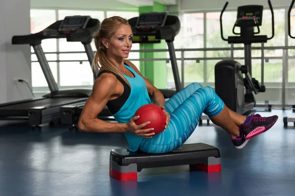 Mujer haciendo ejercicio abdominal con bola en el escalón —  Fotos de Stock