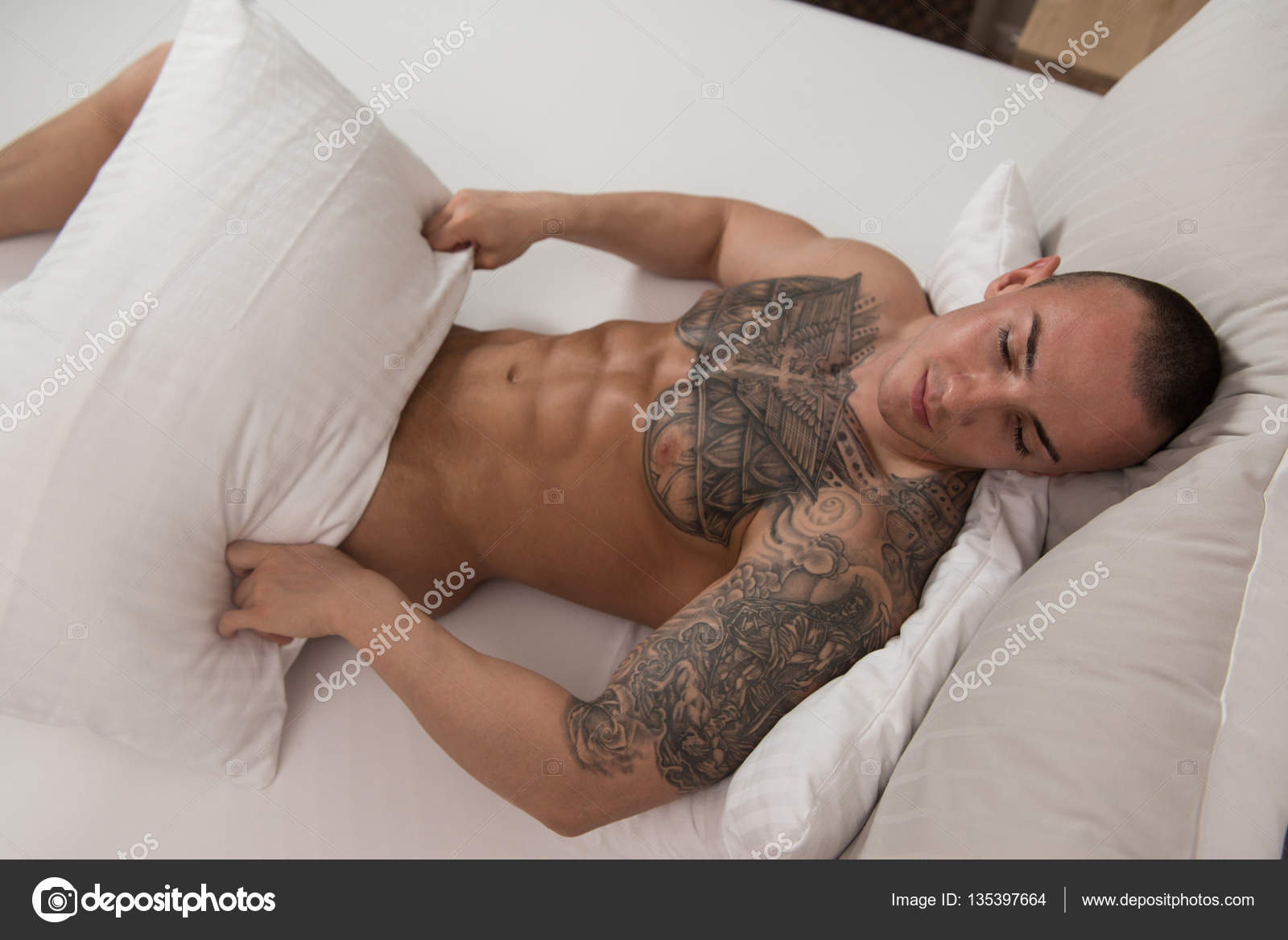 goliy-muzhchina-spit-v-krovati-video-subbotnik-i-voskresnik-video-prostitutok