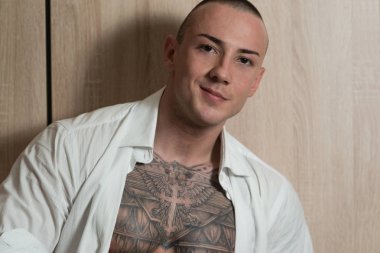 Seksi işadamı ahşap arka plan üzerinde izole