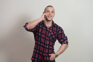 Cep telefonu gri arka plan üzerinde konuşan adam