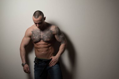 Pantolon içinde yakışıklı bir genç adam portresi