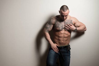 Çekici bir adam gri arka plan üzerinde izole