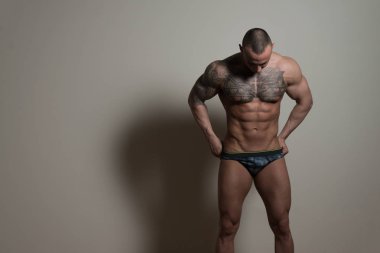 İç çamaşırı yakışıklı bir genç adam portresi