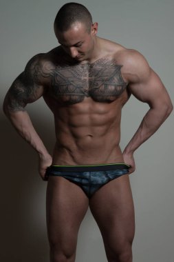 Seksi dövme adam gri arka plan üzerinde izole