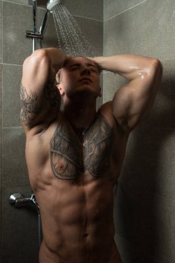 bir Spa duş yapan yakışıklı erkek