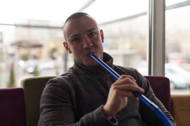 Adam bir nargile duman teneffüs edilmesi parçasıyla birlikte kullanılmalıdır