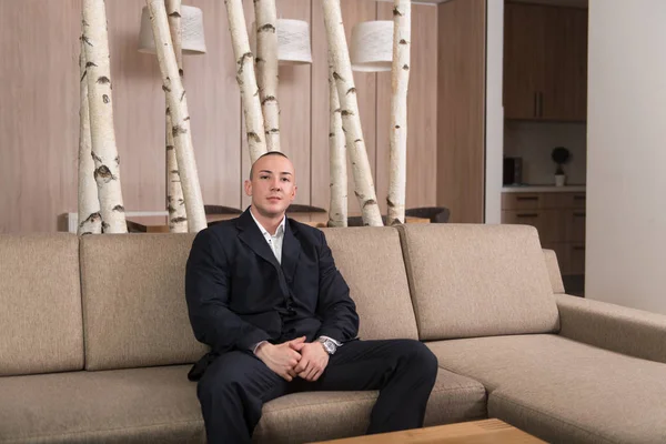 Retrato de um empresário descansando em casa — Fotografia de Stock