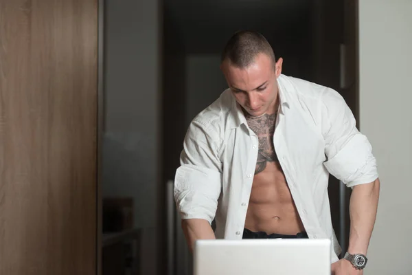 Junger Mann arbeitet zu Hause am Computer-Laptop — Stockfoto