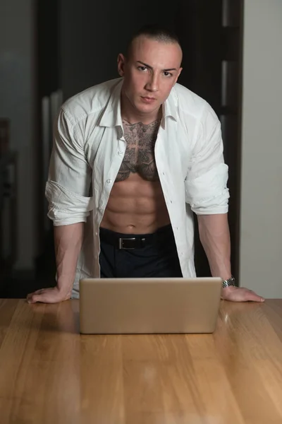 Sorrindo homem trabalhando com laptop em casa — Fotografia de Stock