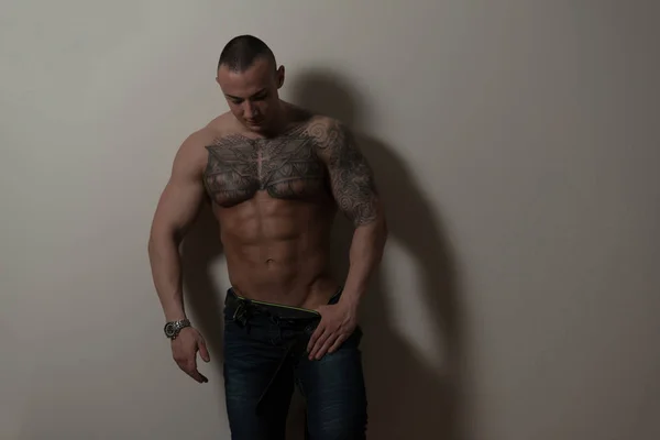 Fitness-Mann in Jeans isoliert auf grauem Hintergrund — Stockfoto