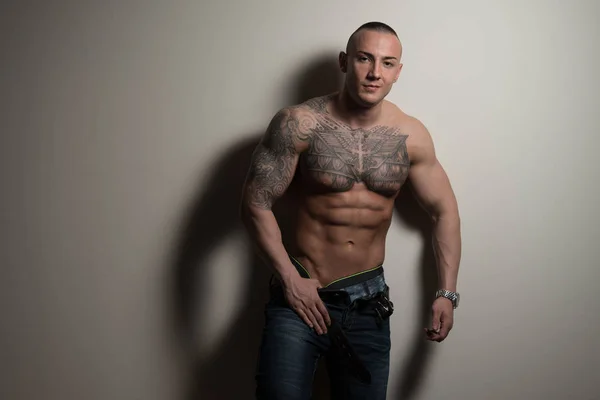 Sexy tetování muž izolované na šedém pozadí — Stock fotografie