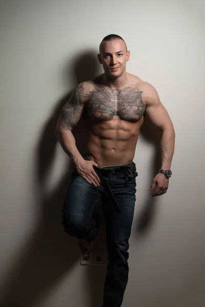 Sexy tatuaje hombre aislado sobre fondo gris — Foto de Stock