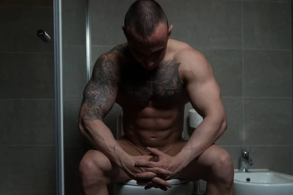 Hombre sentado en la diarrea del baño — Foto de Stock