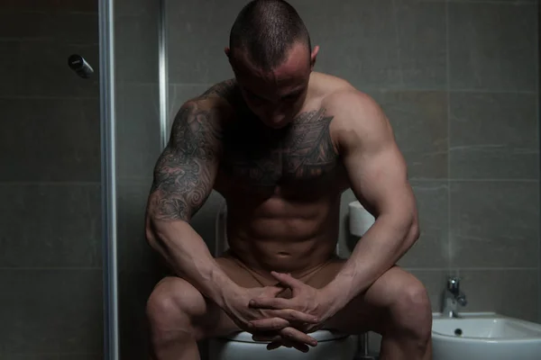 Mężczyzna siedzący na toaleta biegunka — Zdjęcie stockowe