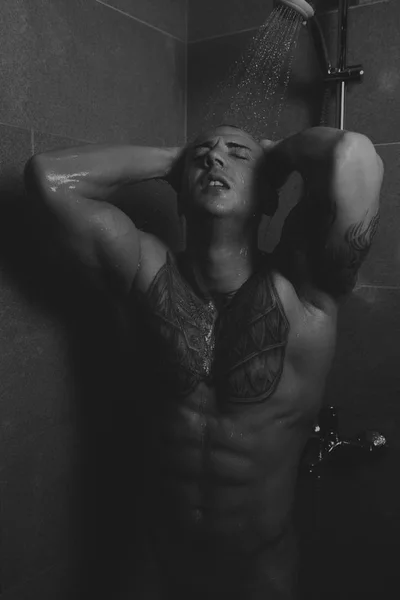 Stilig ung Man Under duschen drypande våt — Stockfoto