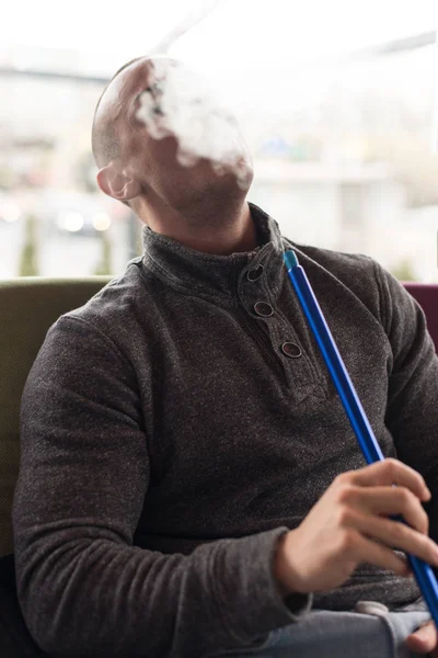 Adam sigara Shisha açık — Stok fotoğraf