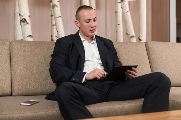 Knappe Man aan het werk van zijn Bureau van het huis — Stockfoto