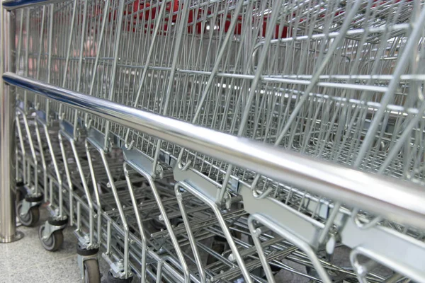 Chariots de magasin en métal Supermarché Fermer — Photo