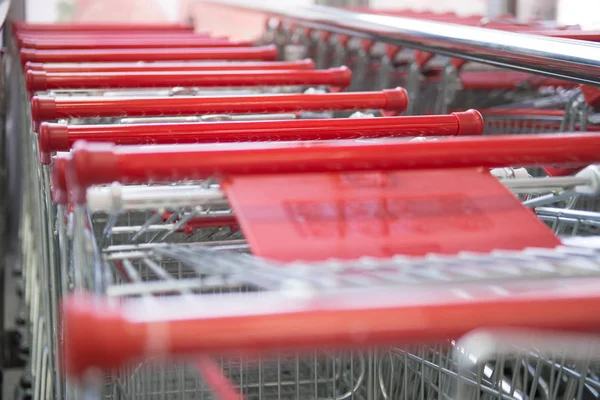 Chariots de magasin en métal Supermarché Fermer — Photo