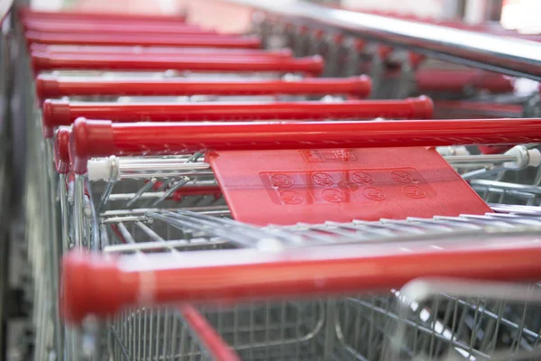 Chariots de magasin en métal Supermarché Fermer — Photo