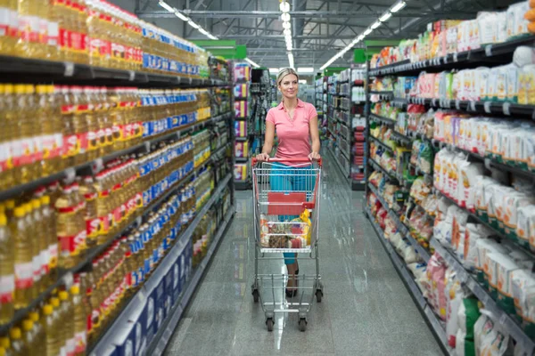 Piękna kobieta, zakupy w supermarkecie sklep spożywczy — Zdjęcie stockowe