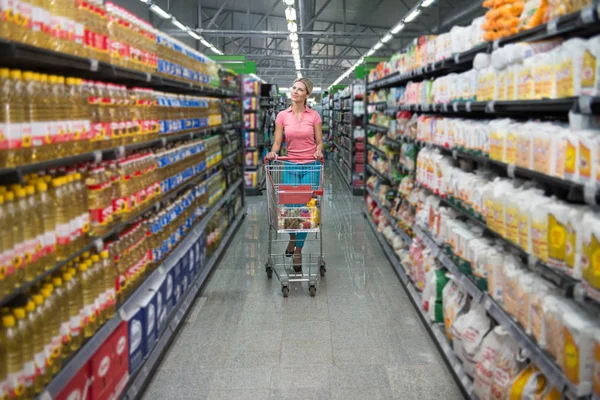 Mujer de compras en el supermercado —  Fotos de Stock