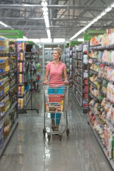 Kadın süpermarketten alışveriş yapıyor. — Stok fotoğraf