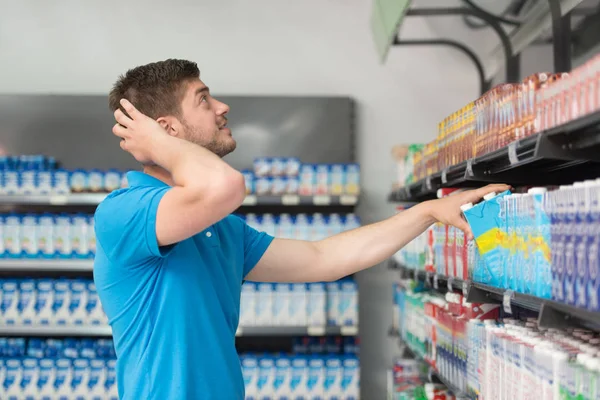 Homme confus faisant du shopping au supermarché — Photo