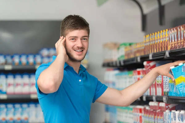 Uomo confuso Shopping al supermercato — Foto Stock