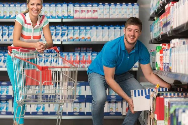 Shopping en couple au supermarché — Photo