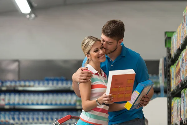 Uśmiechający się para zakup płatki w supermarkecie — Zdjęcie stockowe