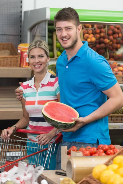 Satın alma meyve ve sebze süpermarket Çift — Stok fotoğraf