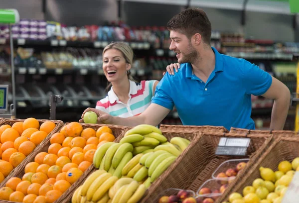 Satın alma meyve ve sebze süpermarket Çift — Stok fotoğraf