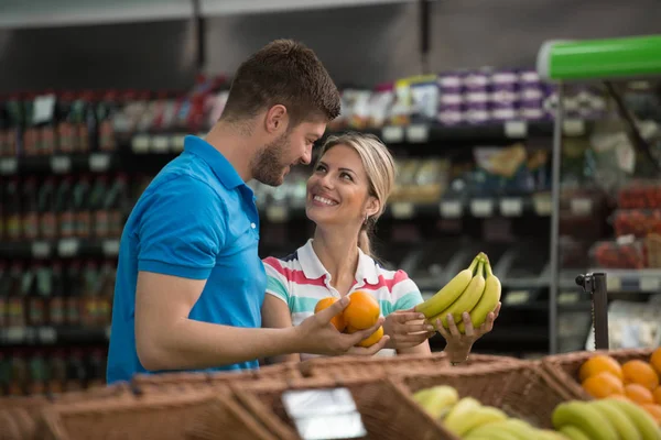 Couple At Groceries Store — Stock Photo, Image