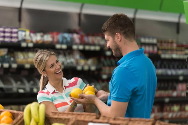 Güzel genç bir çift bir bakkal süpermarket alışveriş — Stok fotoğraf