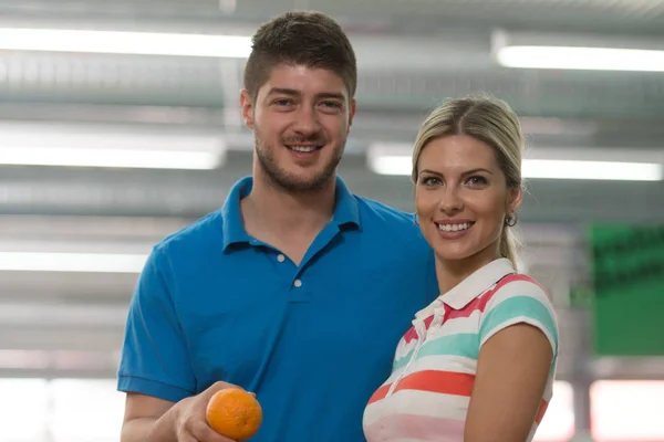 Couple Shopping For Fruits And Vegetables — Stock Photo, Image