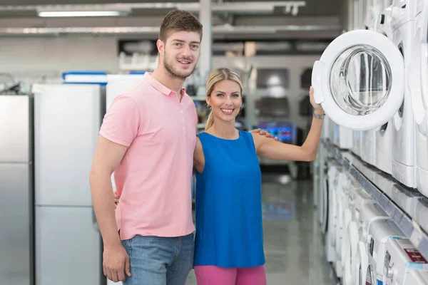 Casal de compras Máquina de lavar roupa — Fotografia de Stock