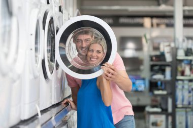 Bakkal mağazada çamaşır makinesi alın