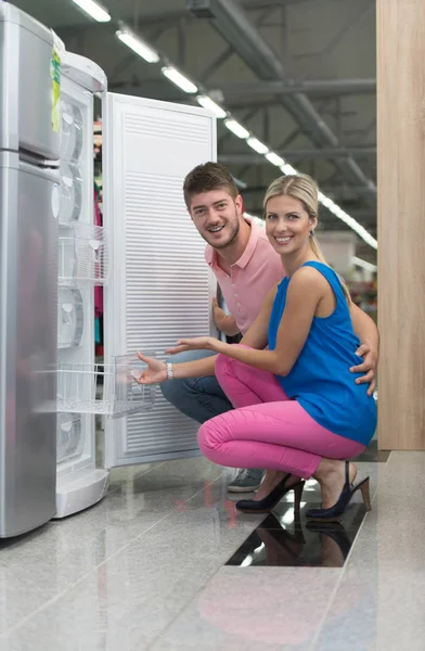 Pár nakupování lednice — Stock fotografie
