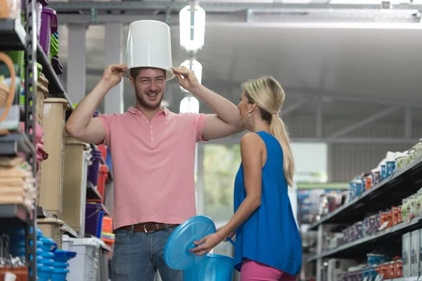 Smiling Couple Buying Trash Can In Supermarket — Stok Foto