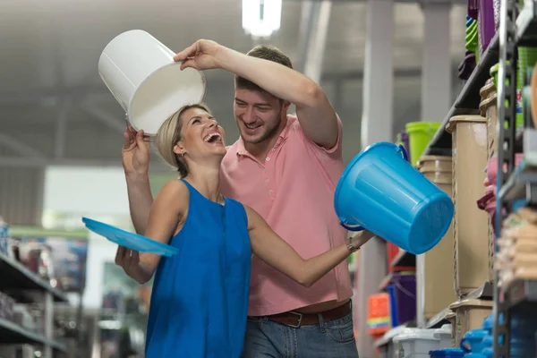 Couple At Groceries Store Buy Trash Can — Stock Photo, Image