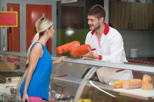 Venditore aiutare bella donna a scegliere — Foto Stock