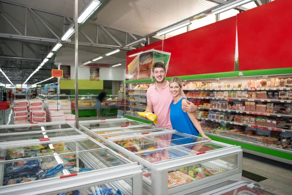 Pareja en tienda de comestibles —  Fotos de Stock