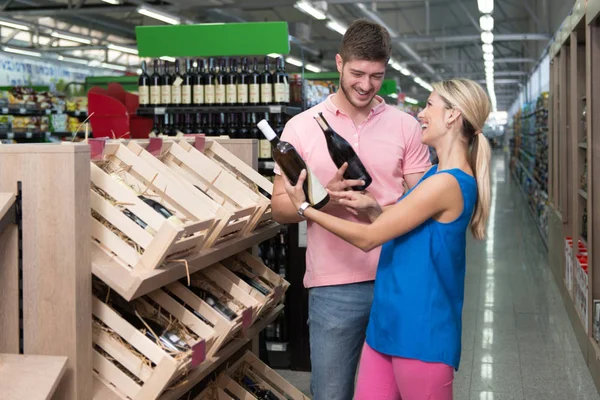 Couple At Groceries Store Buy Wine — Stock Photo, Image