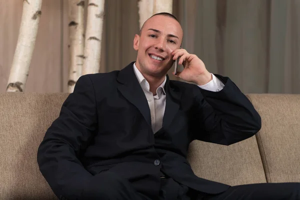 Hombre sonriente hablando por teléfono — Foto de Stock