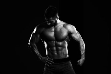 Adam gösteren karın kas