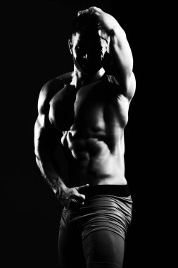 genç vücut geliştirmeci kasların esneme